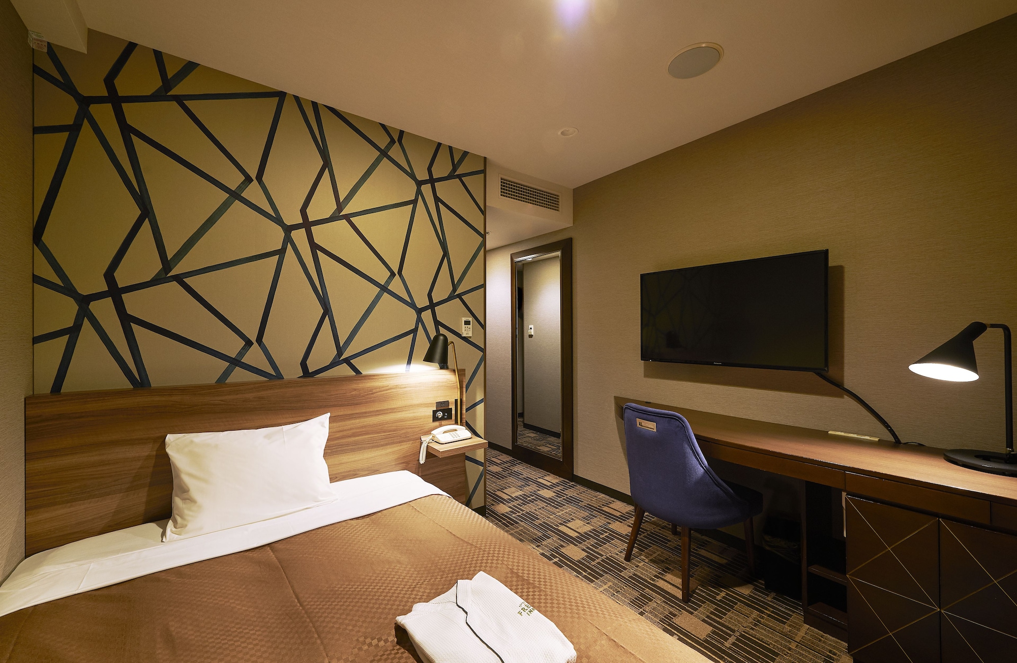 ROOM, DOUBLE BED