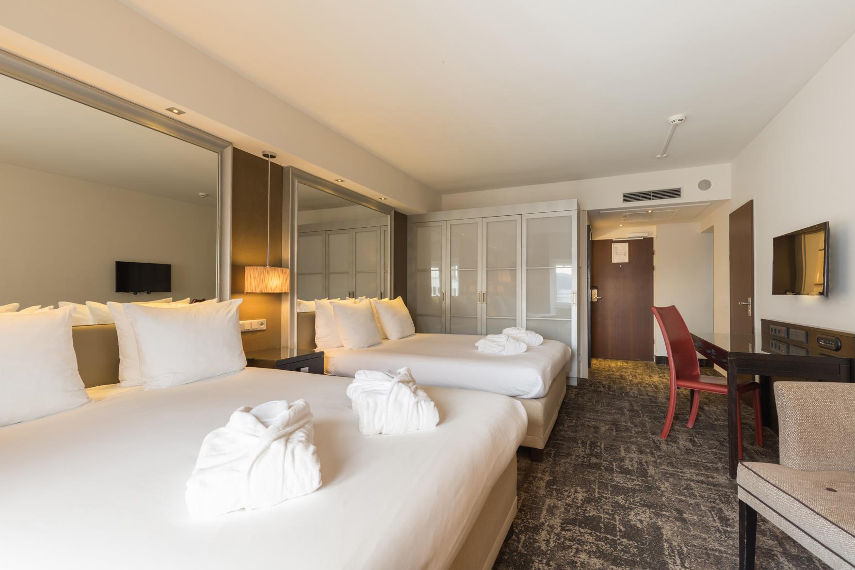 Family, 2 Queen Beds, Land View