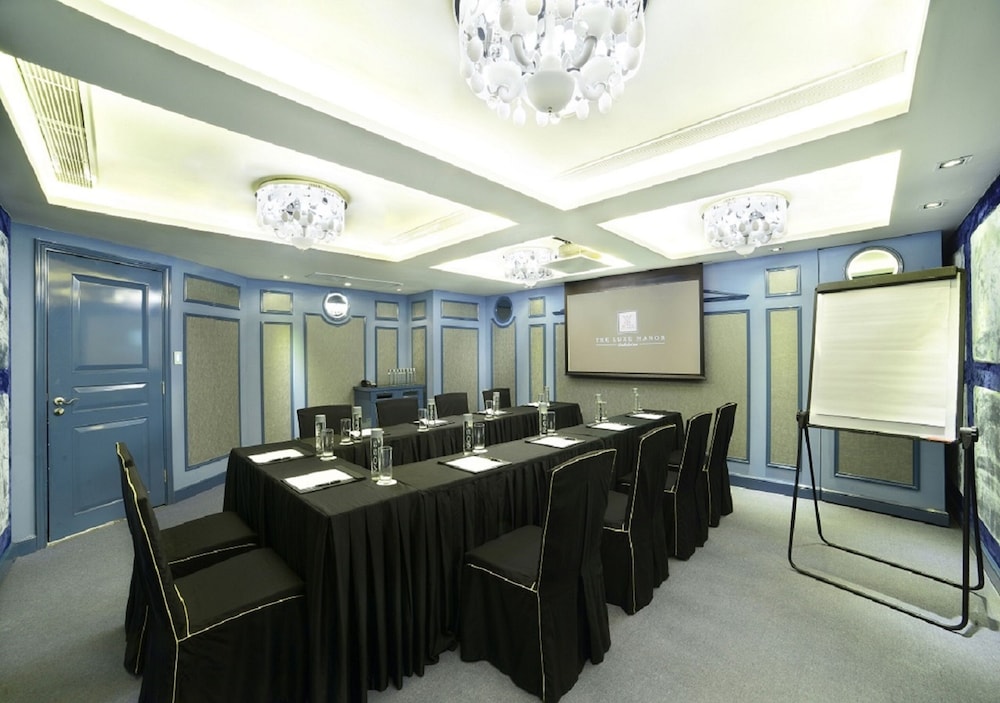 The Luxe Manor Hotel 32/41