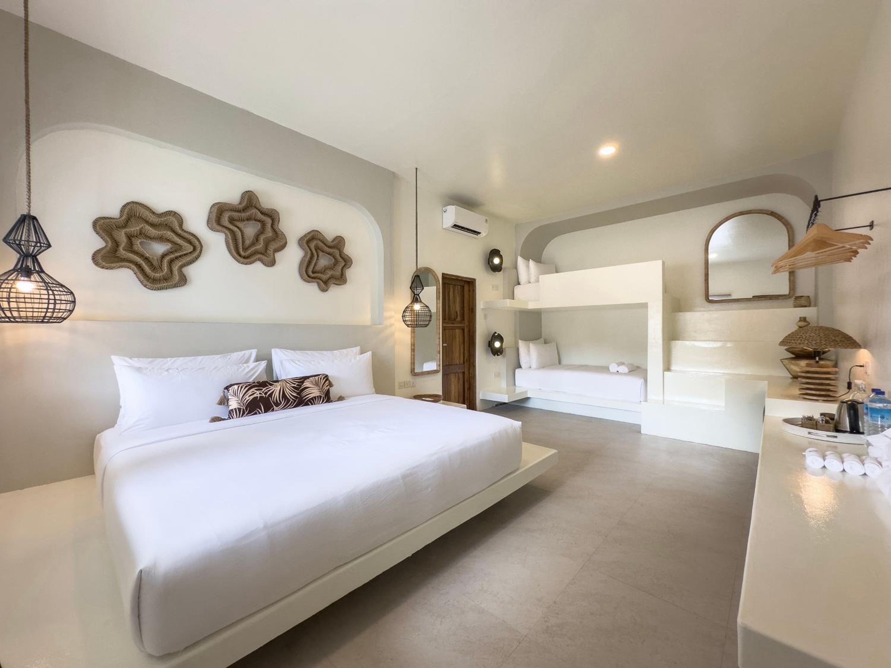 Suite, Bunk Bed, Bathtub