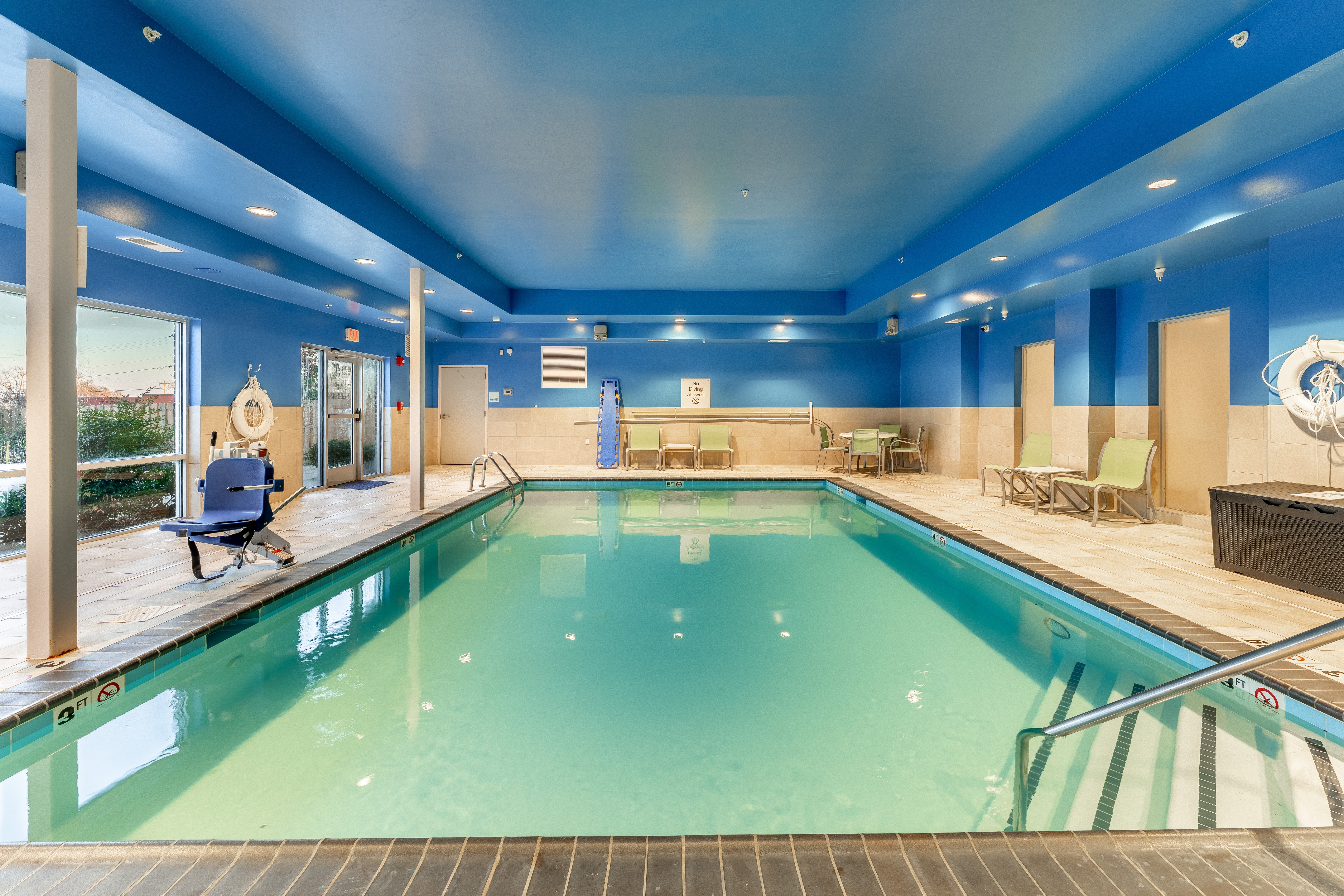Holiday Inn Express Suites Nashville North Springfield 38/77