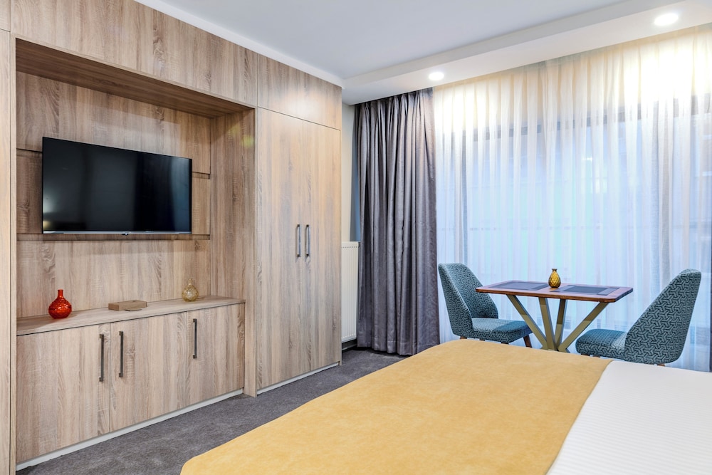 Roys Hotel & Suites 40/50