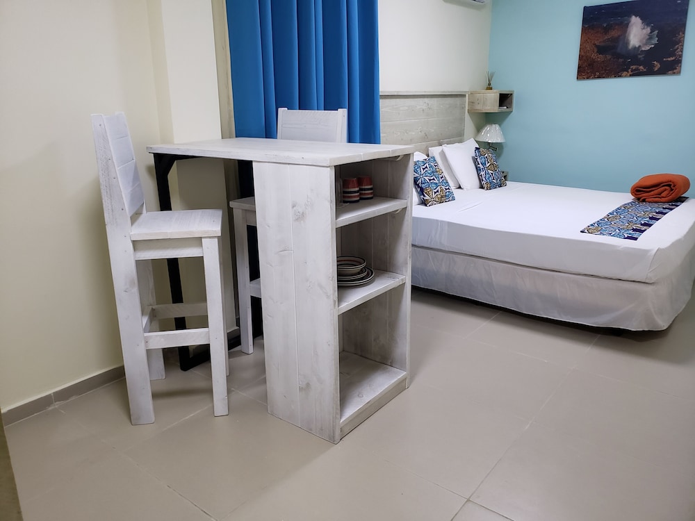ROOM, QUEEN BED, KITCHENETTE