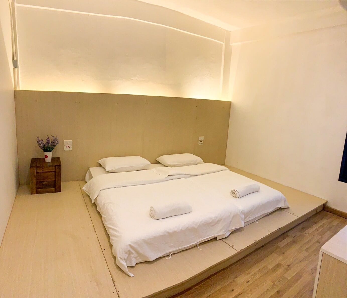 PRIVATE, KING BED, SHARED BATHROOM