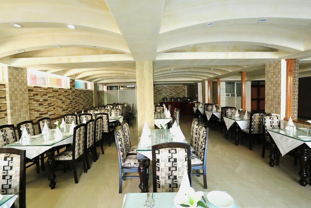 Crown Plaza Residency 28/35