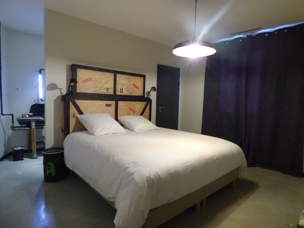 BUSINESS, DOUBLE BED