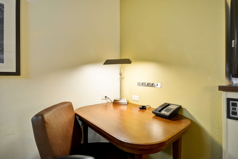 Hyatt Place Chicago/Naperville/Warrenville 64/68