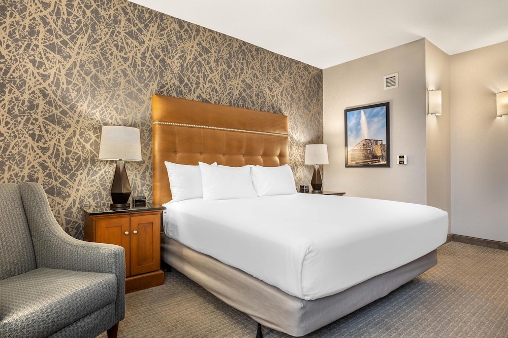 DELUXE, KING BED, BATHTUB, ACCESSIBLE