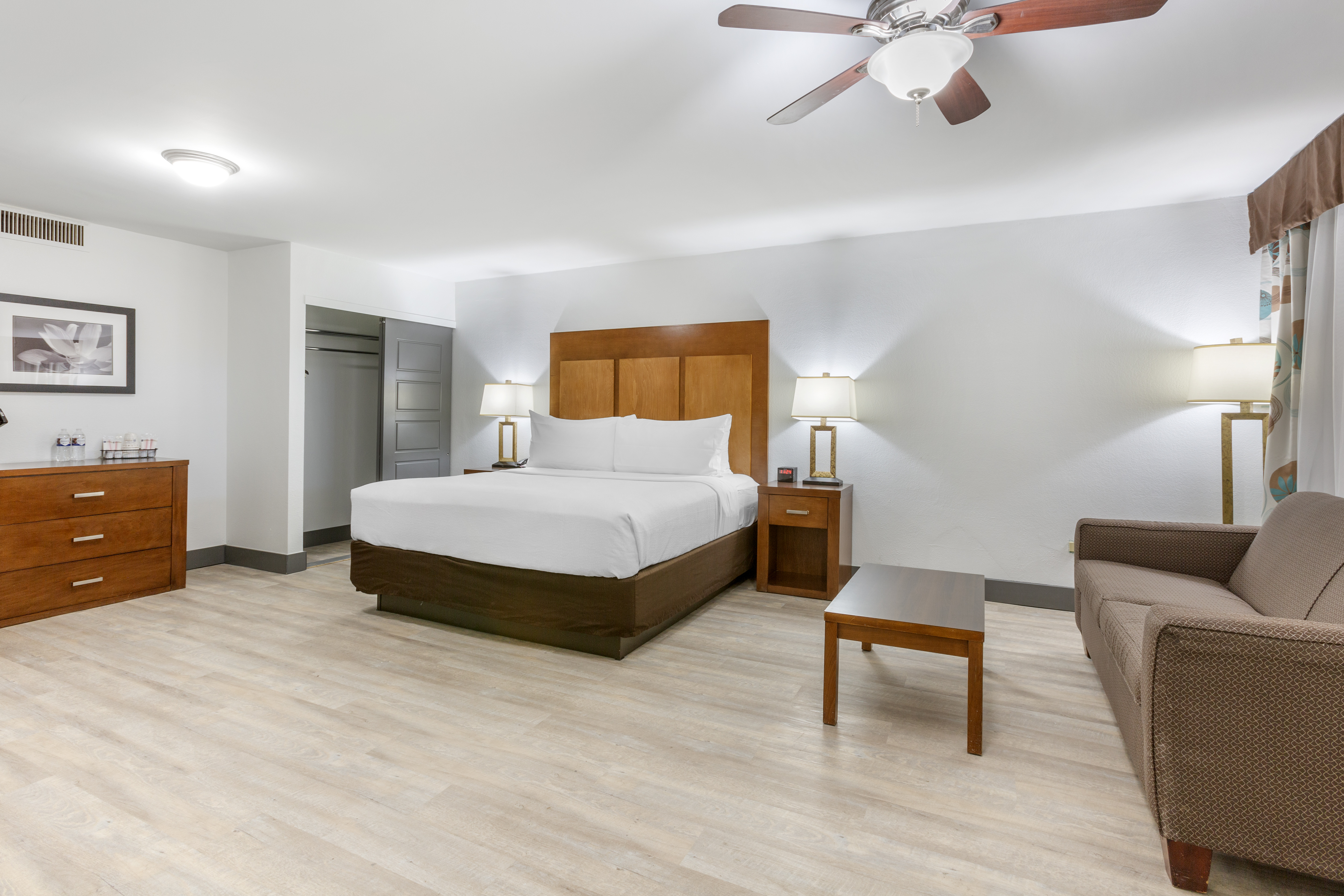 Room, King Bed, Ocean View, Sofa, Balcony, Concierge Level