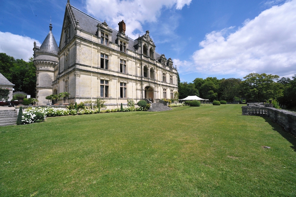 CHATEAU DE LA BOURDAISIERE 53/55