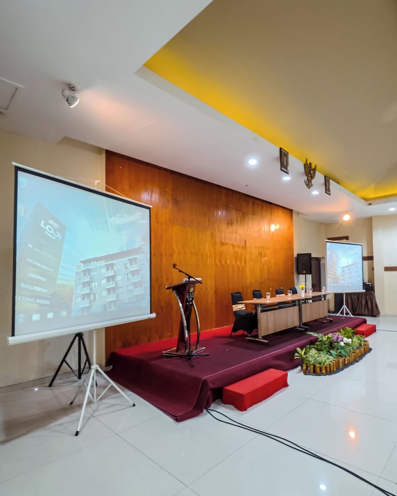 Loji Hotel Solo 42/64