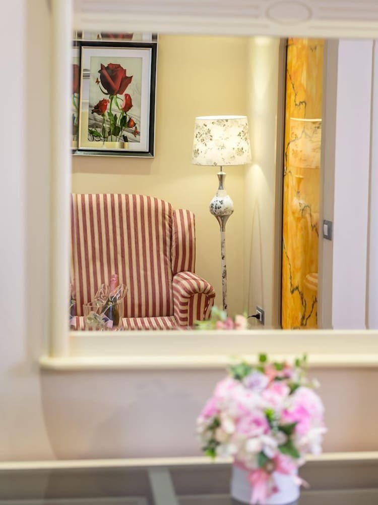Phoenicia Luxury 8/55