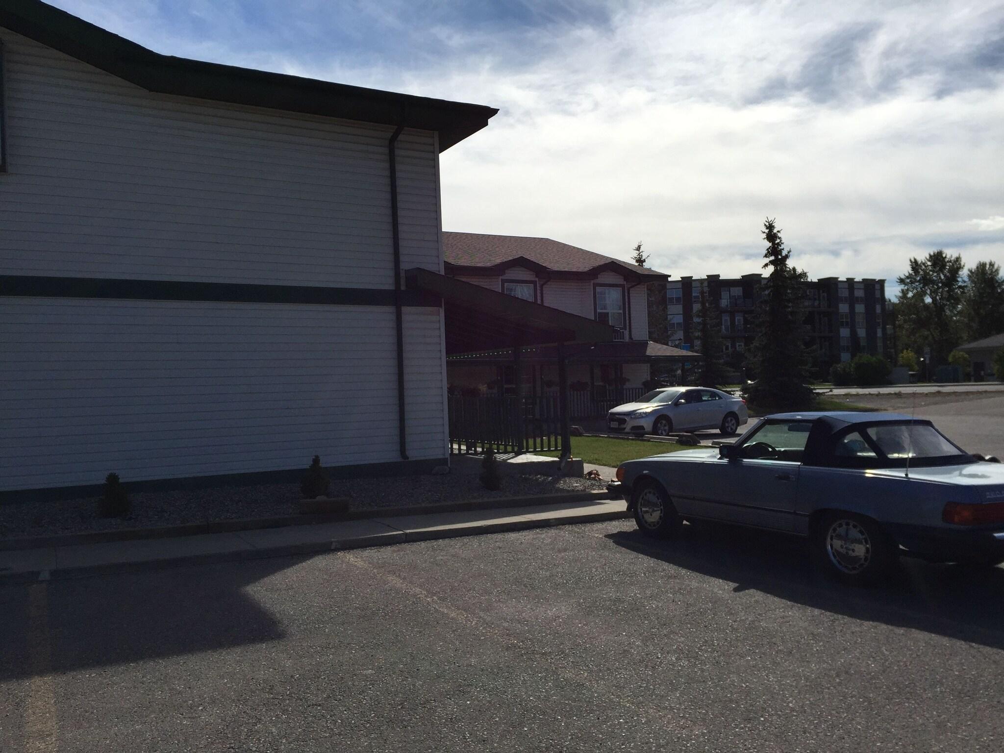 Econo Lodge Okotoks 15/17