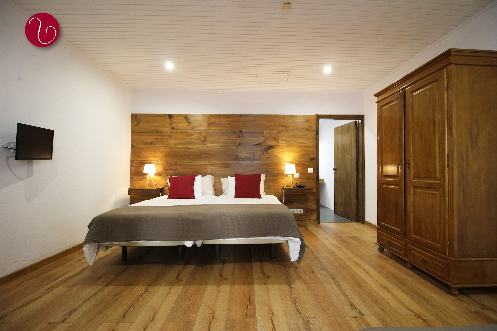 ROOM, DOUBLE OR TWIN BED