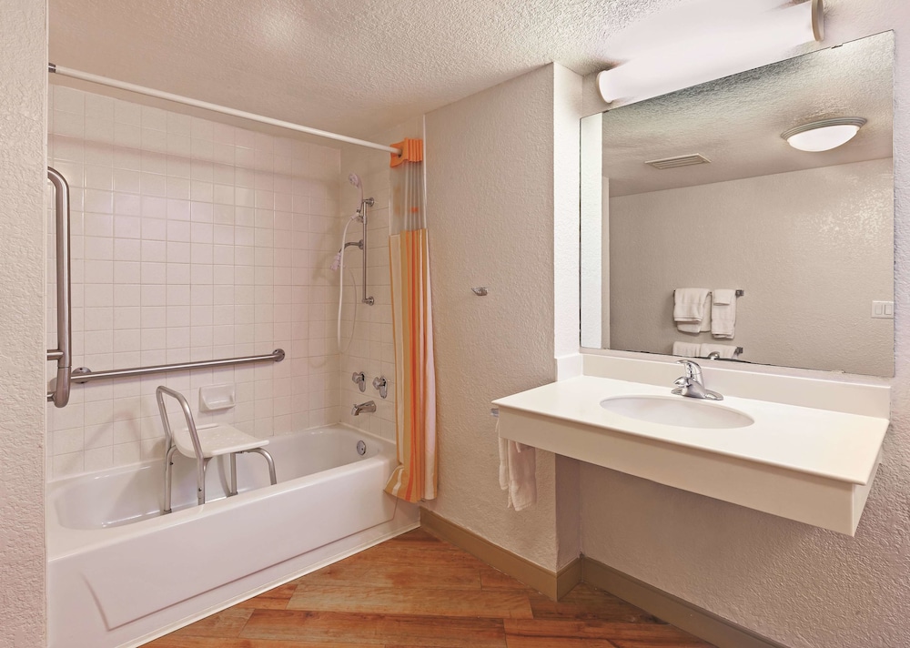 Travelodge by Wyndham Houston Cy-Fair 24/55