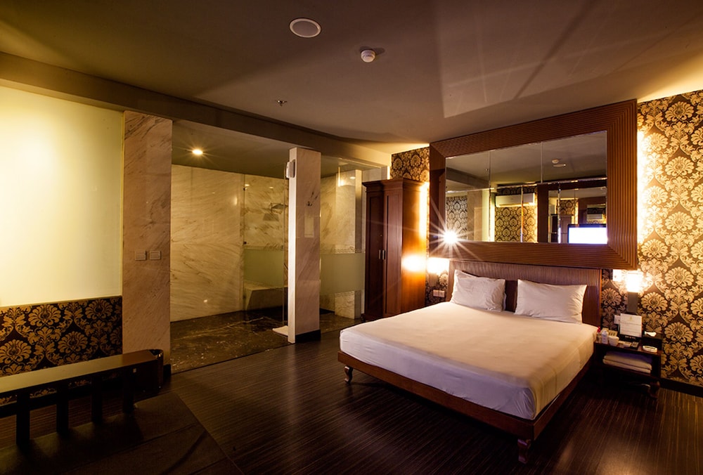 Hotel At 108 By Him 10/24