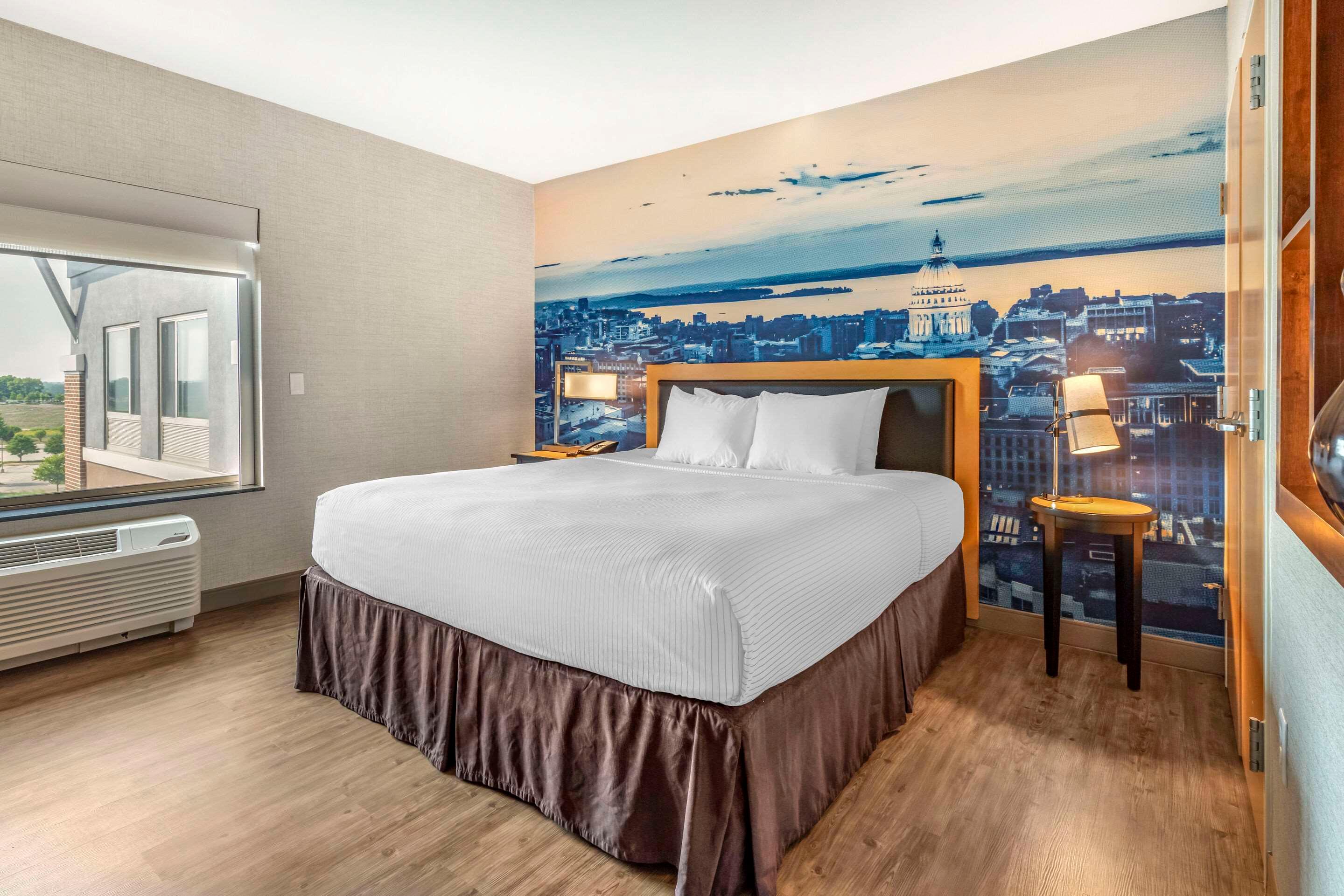 SUITE, KING BED, ACCESSIBLE