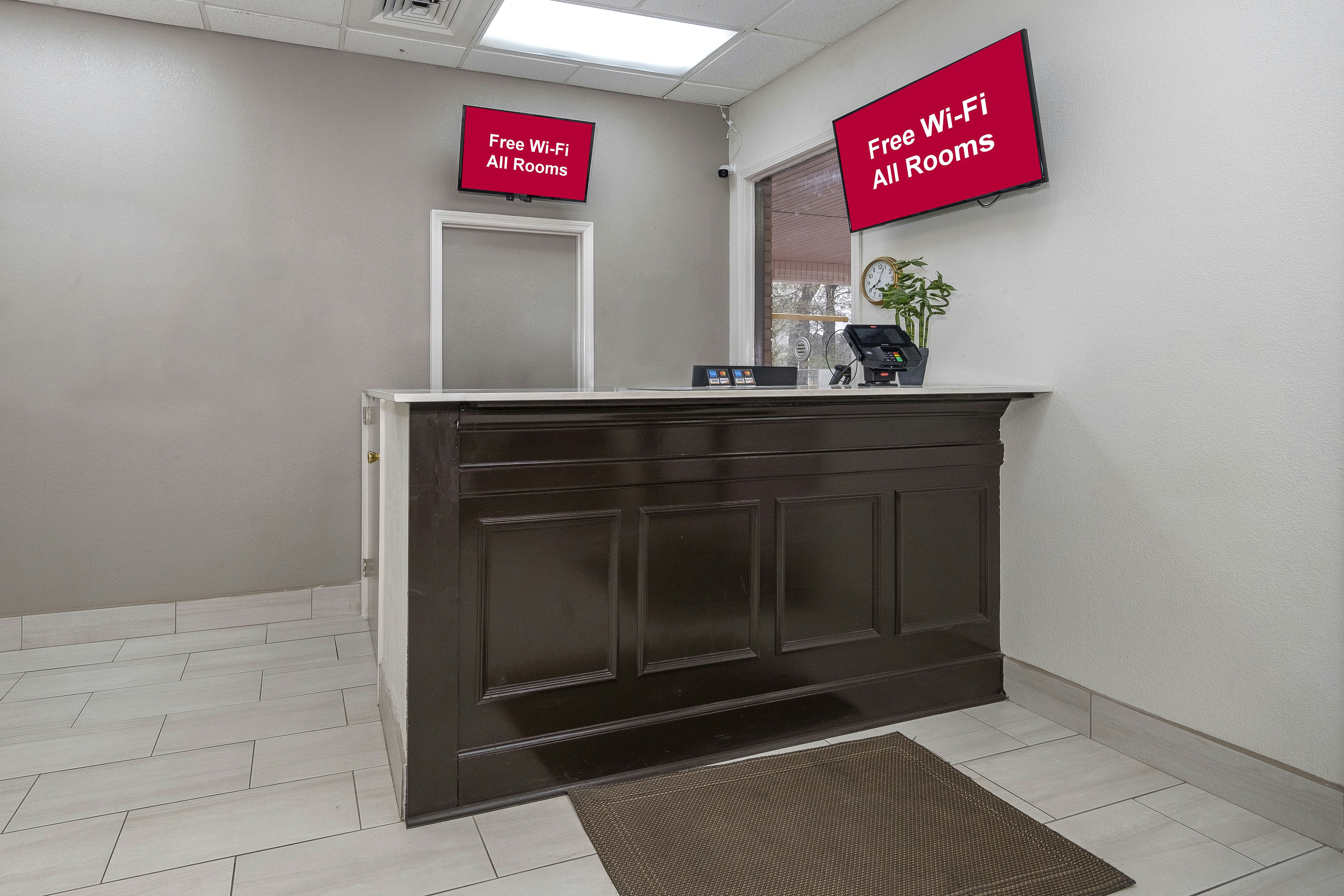 Red Roof Inn Bay Minette 2/10