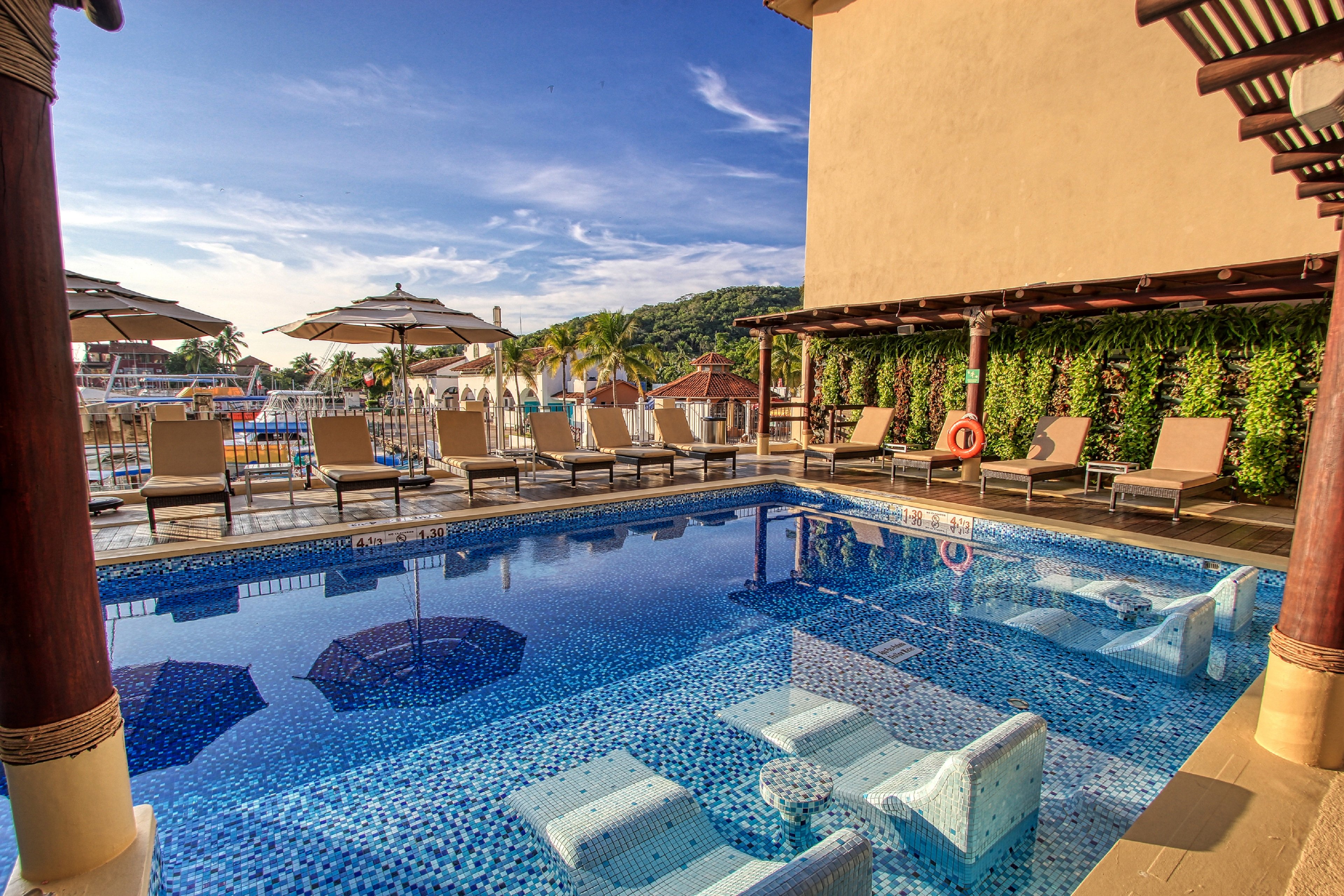 HOLIDAY INN HUATULCO 19/39