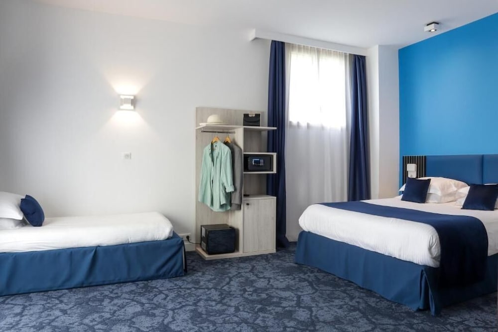 Deluxe, Triple, 1 Queen and 1 Single Bed