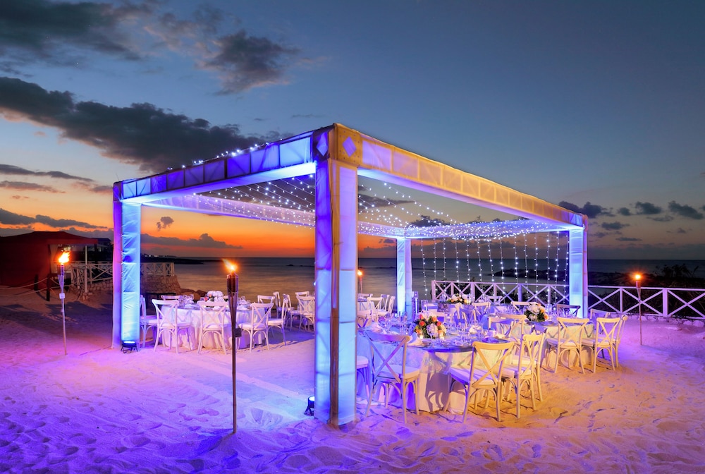 The Signature Level at Grand Palladium Lady Hamilton Resort & Spa 3/48