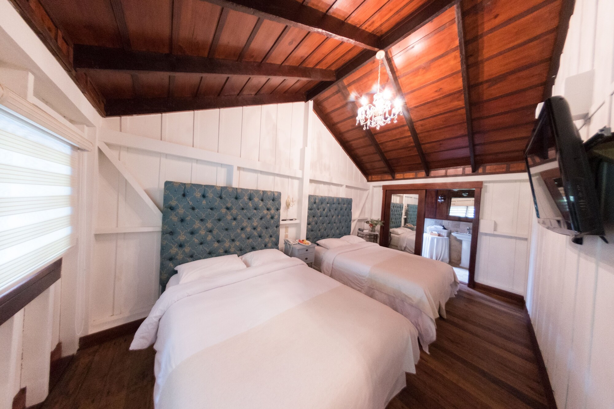 Vintage, 2 Queen Beds