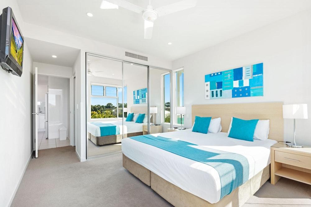 2 Bedrooms, Pool View