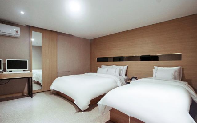SUITE, TWIN BEDS