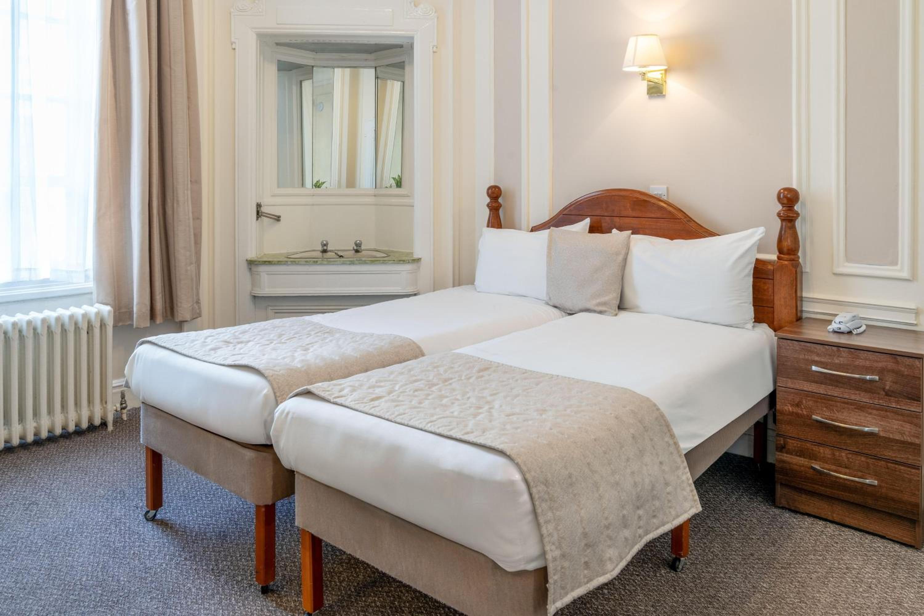 ROOM, TWIN BEDS