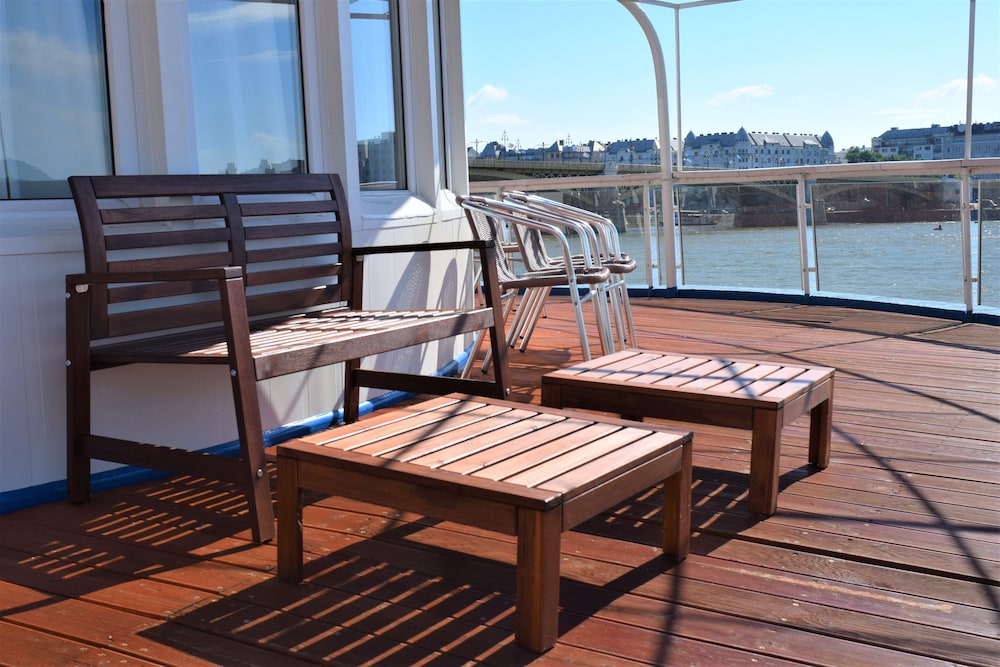 Grand Jules Boat Hotel 23/33