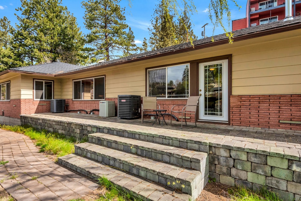Bend Riverside Inn &amp; Suites 7/51