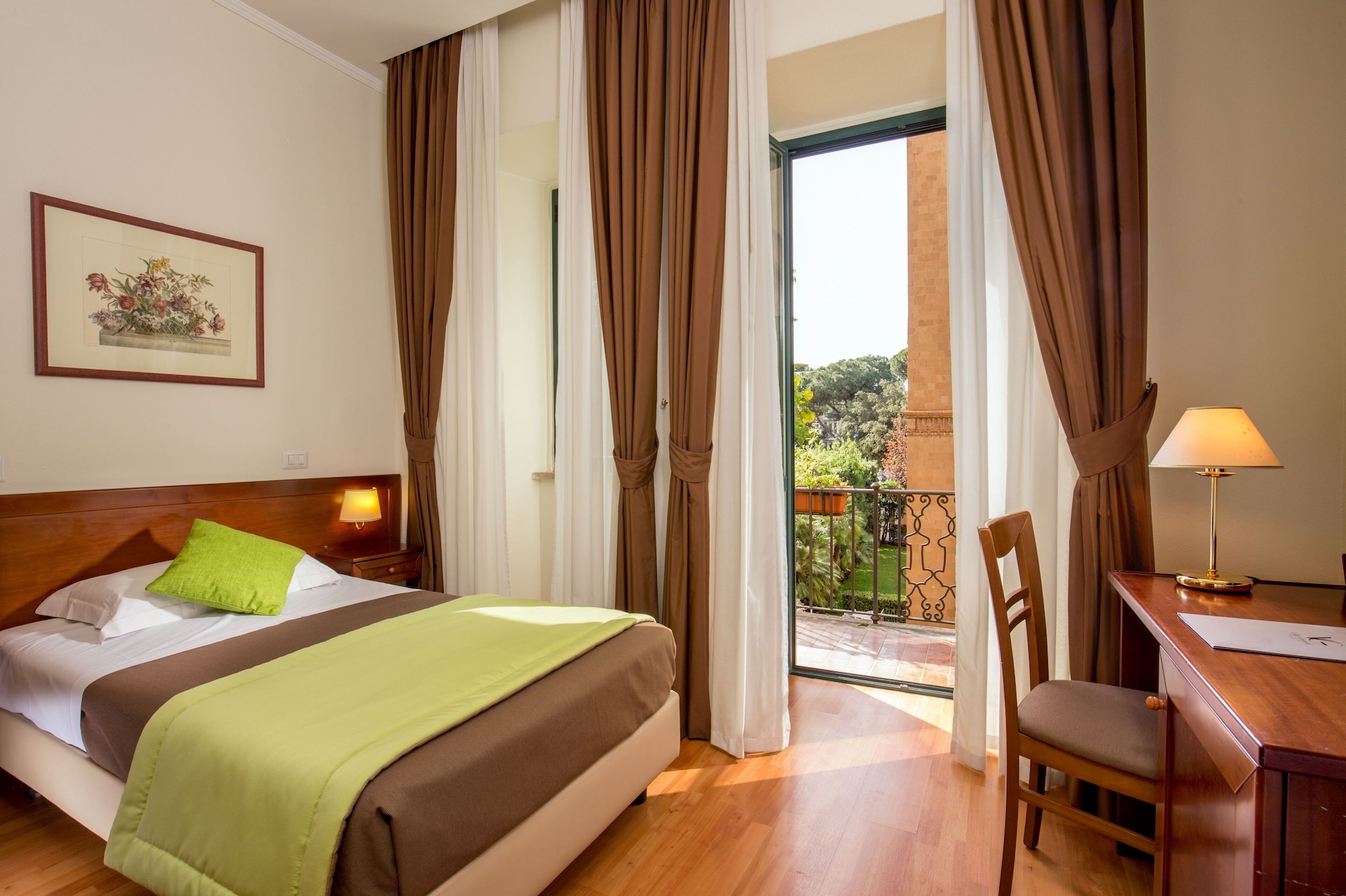 ROOM, DOUBLE OR TWIN BED