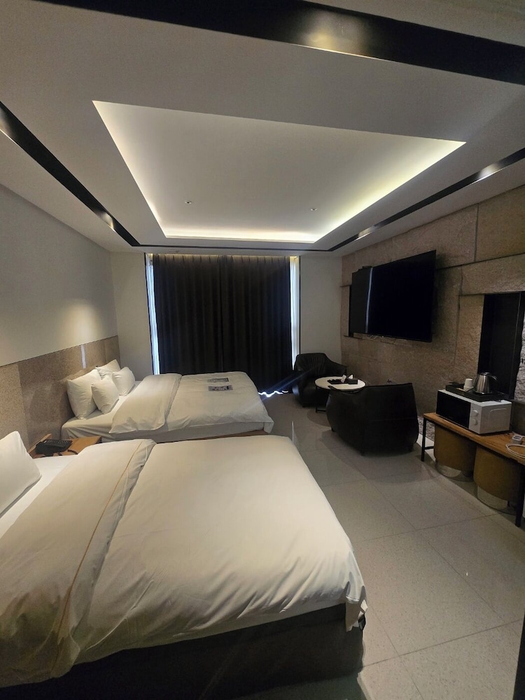 ROYAL, STUDIO, SUITE