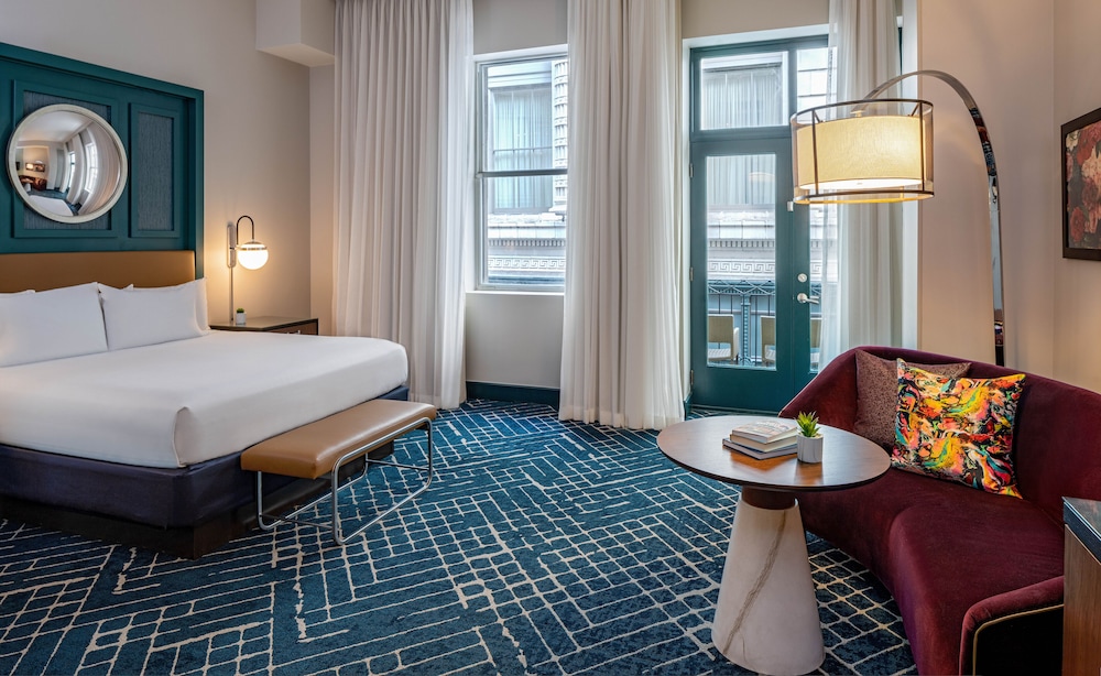 ROOM, KING BED