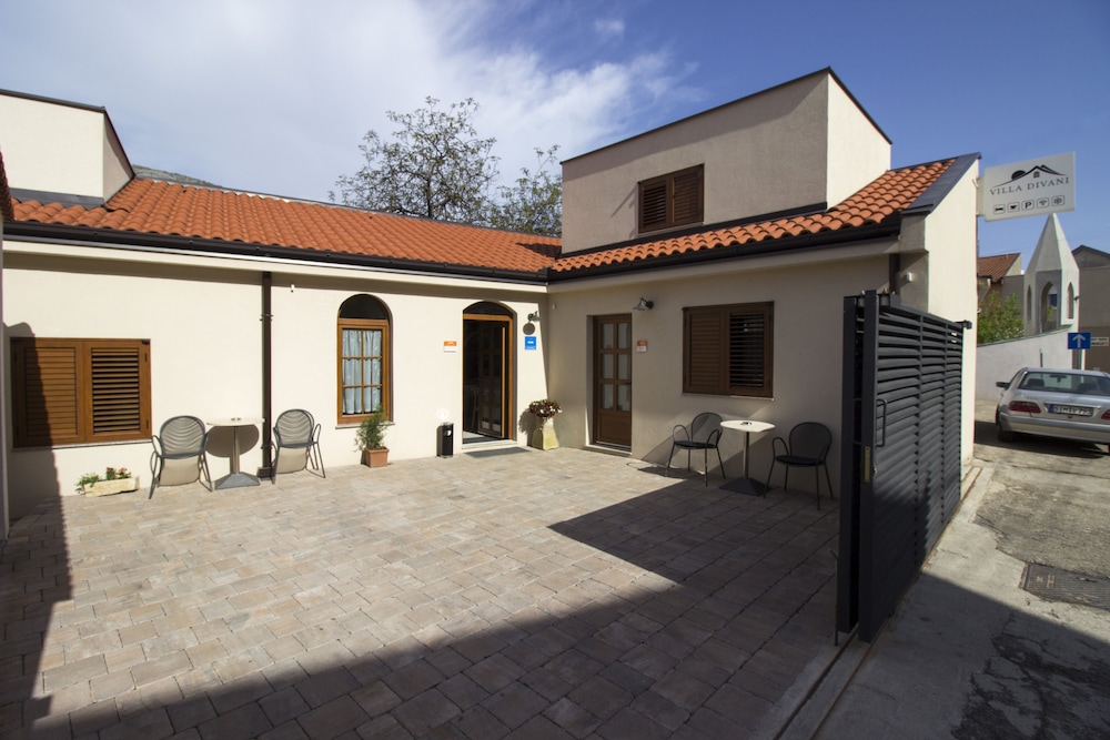 Villa Divani 53/57