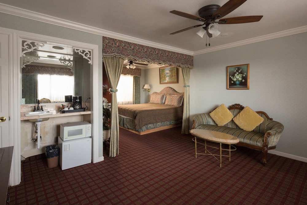 Carmel Inn And Suites 23/34