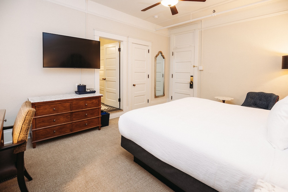 ADJOINING, CLASSIC, KING BED