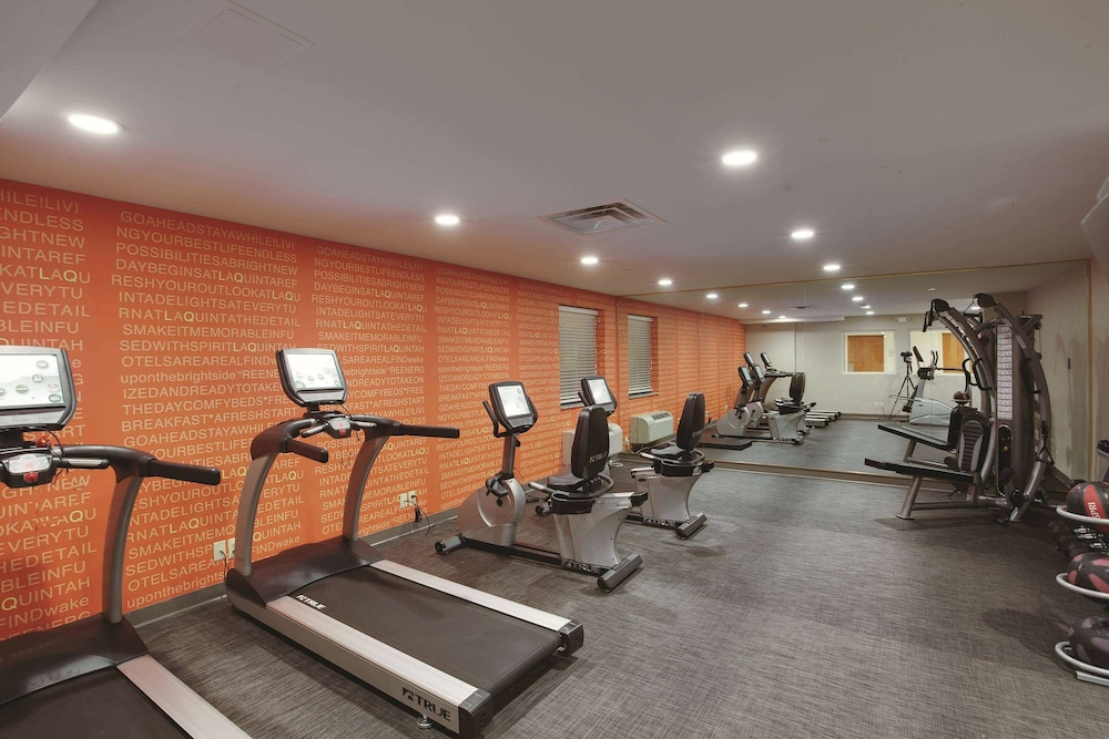 La Quinta Inn & Suites by Wyndham Detroit Metro Airport 24/55