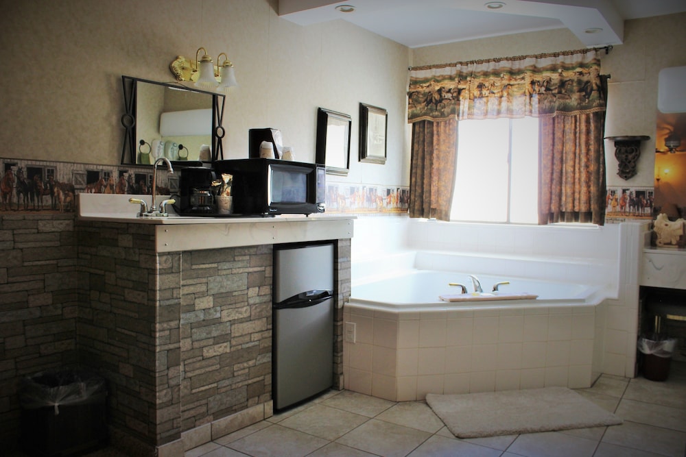 Howard Johnson by Wyndham Springerville 50/50