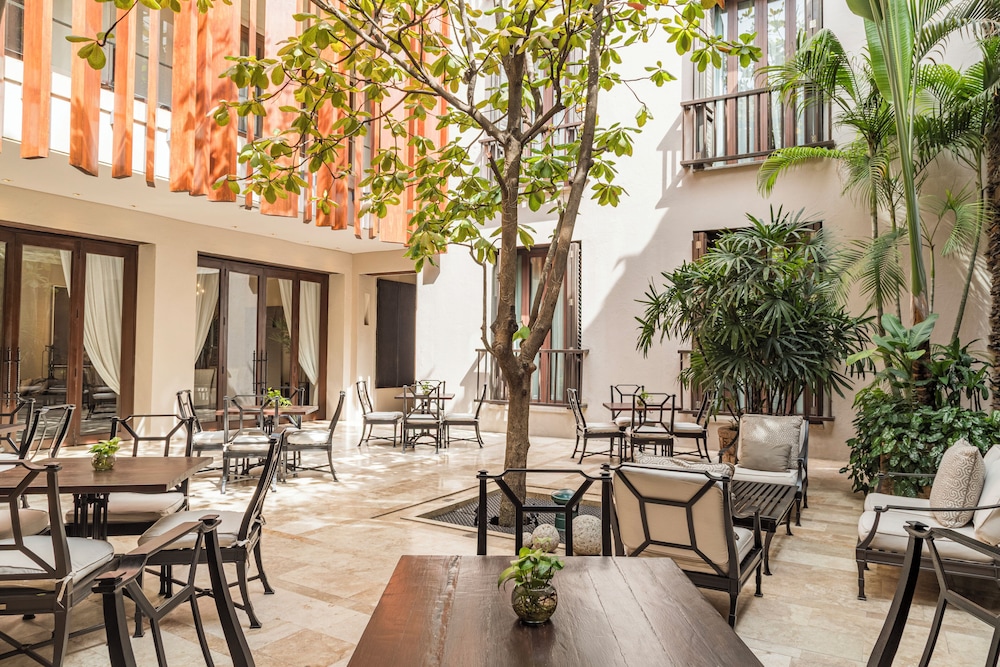 Bastion Luxury Hotel 60/75