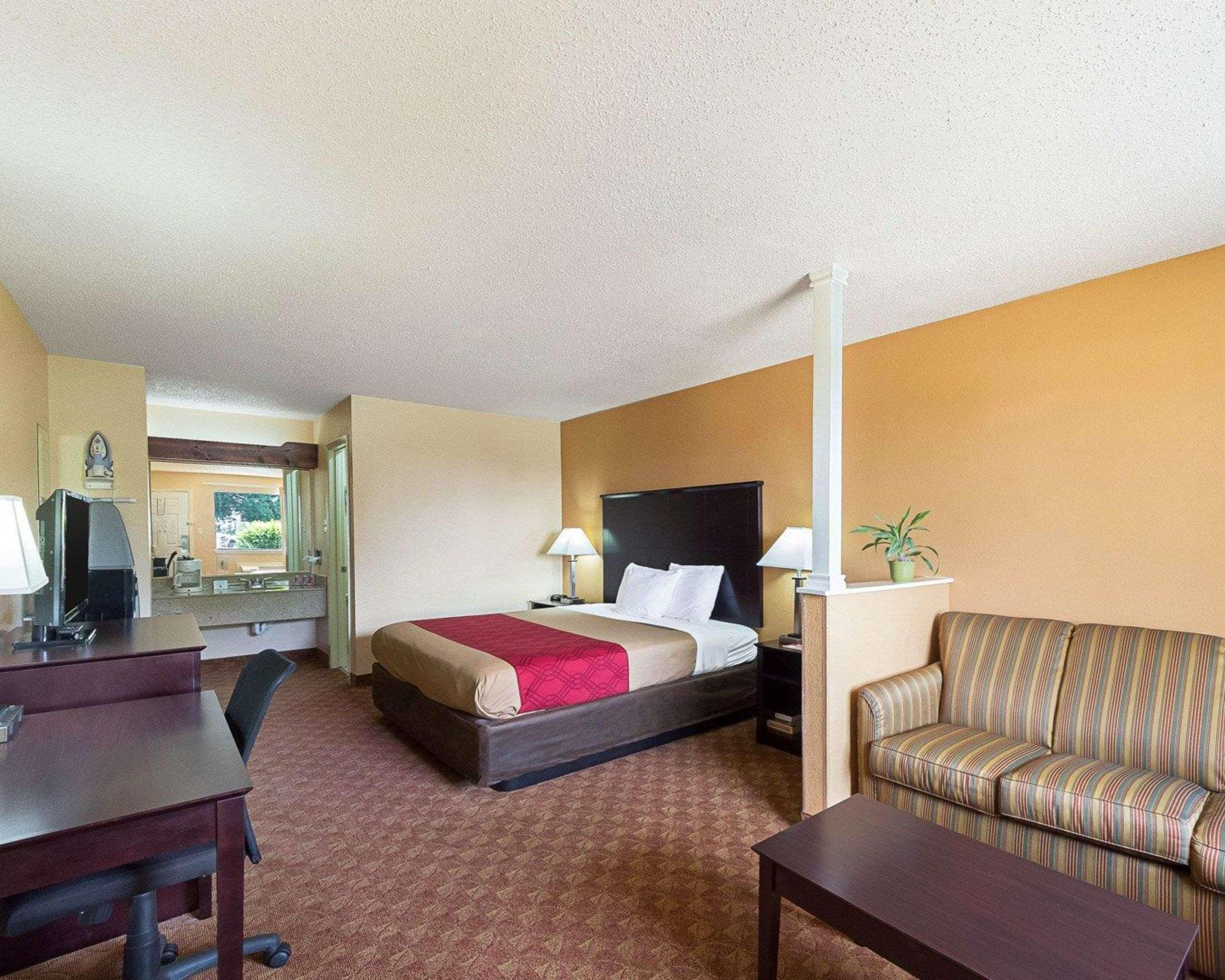 جناح بسرير كينج للمدخنين، Econo Lodge Inn & Suites San Antonio near Frost Bank Center 2/3