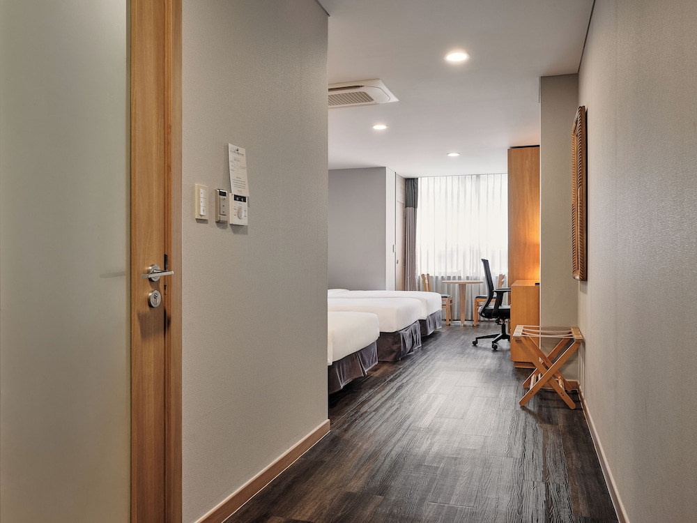 Ramada Hotel & Suites by Wyndham Seoul Namdaemun 53/61