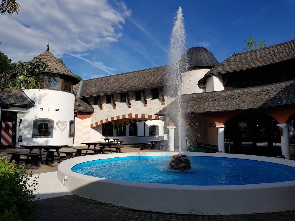 Family Hotel Schloss Rosenegg 62/64