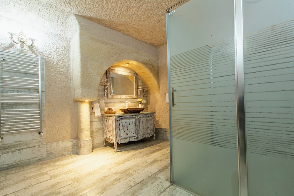 Karlik Cave Suite 5/50