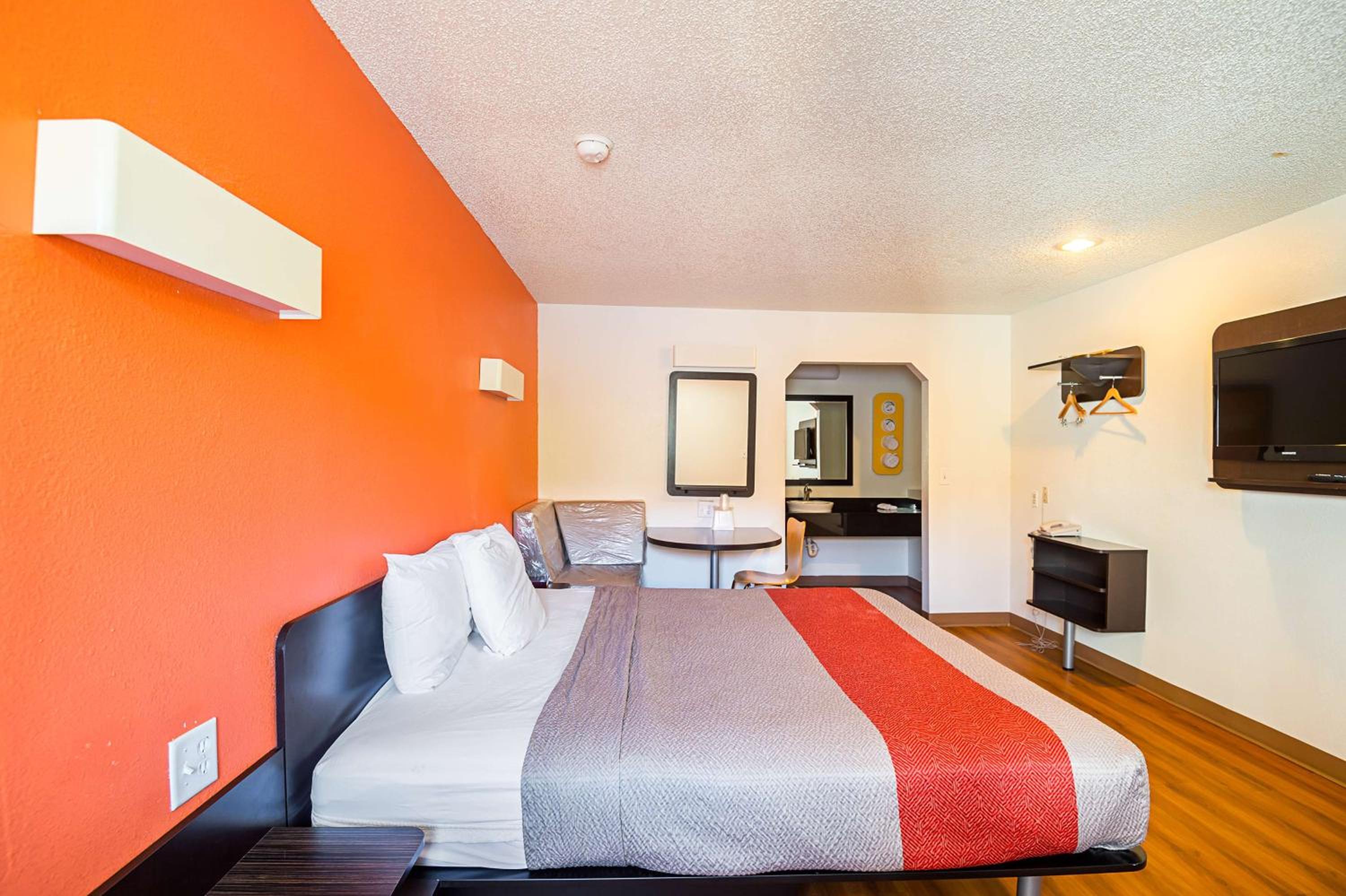 Room at Motel6 Blue Springs, MO, BLUE SPRINGS - MO