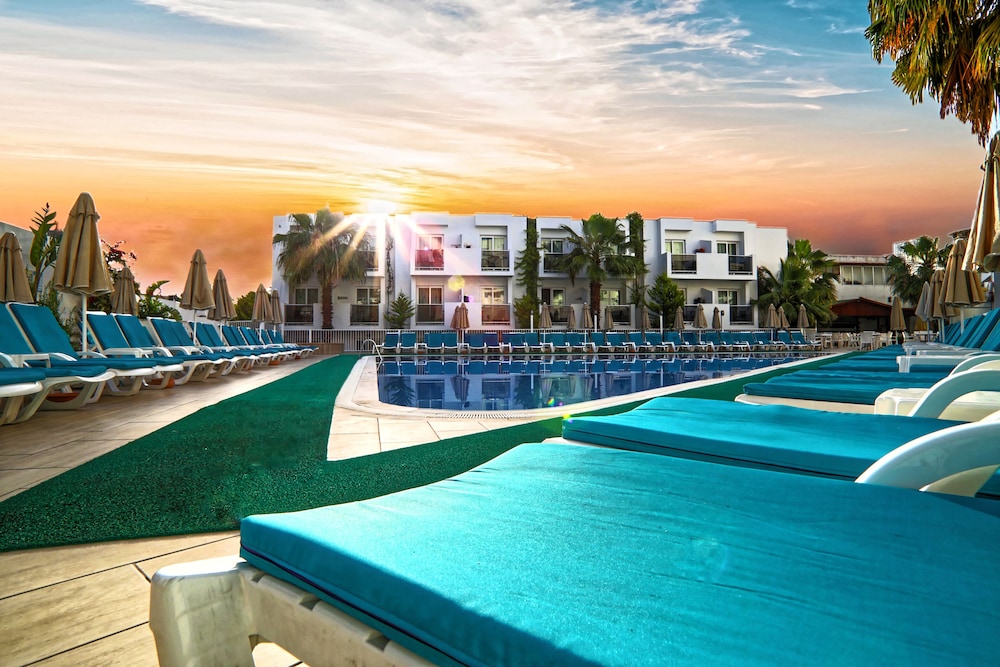 Shark Club Hotel 30/34
