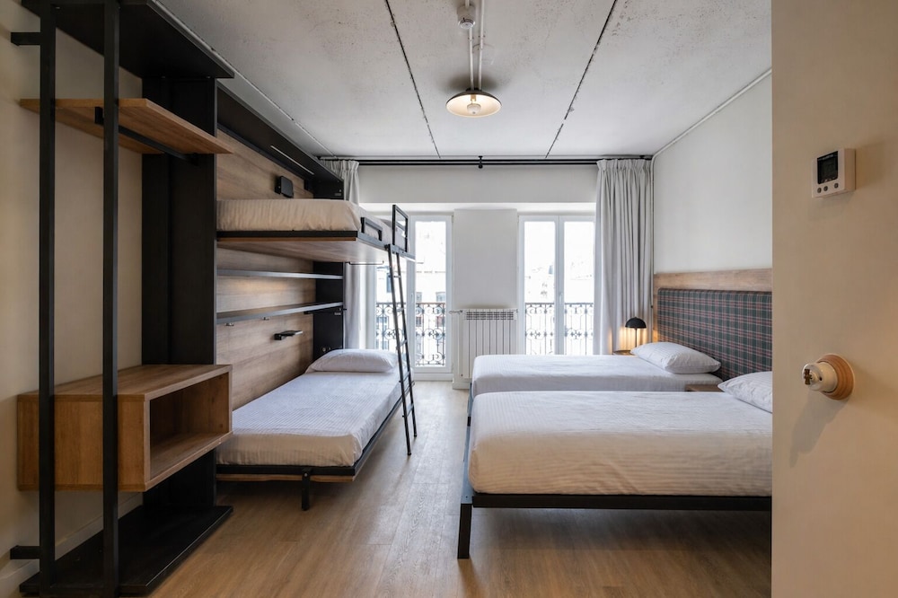 LATROUPE Grand Place Hostel 25/64