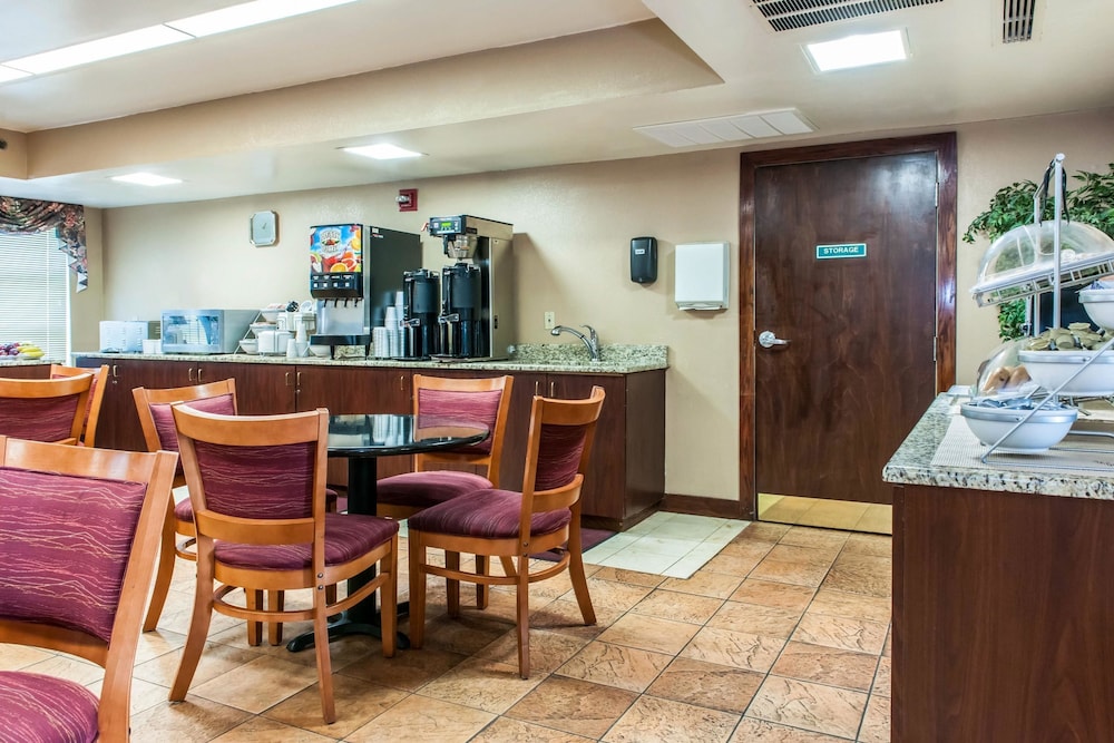 Clarion Inn & Suites Indianapolis Northwest 39/55