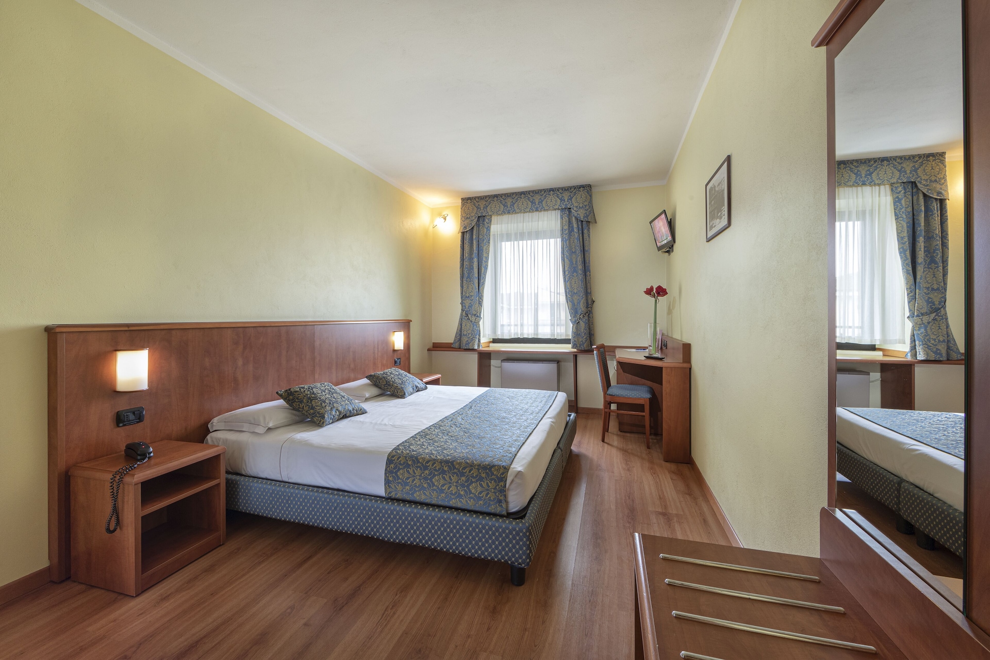 ECONOMY, DOUBLE OR TWIN BED