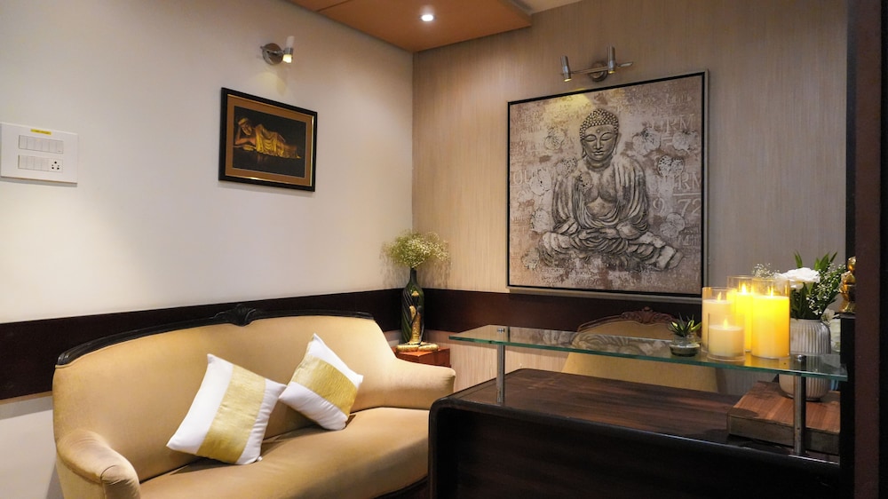 The Club Emerald Chembur 11/51